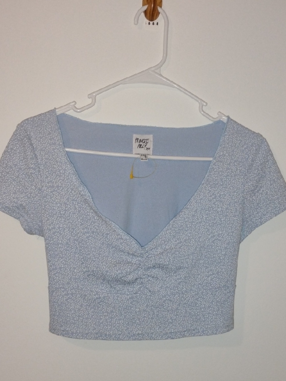 Princess Polly Baby Blue Floral V-Neck Ruched Crop Top. Women's size 6.